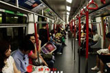 实拍香港五颜六色地铁看香港人的地铁生活